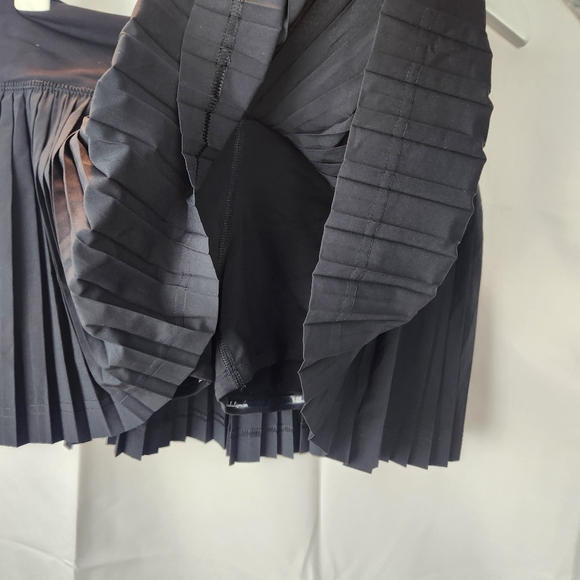 Lululemon Pleat To Street Skirt II Black size 4 in EUC - Picture 5 of 8